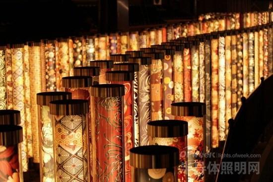 京都“光影竹林”：流光溢彩 雨夜更显唯美(图)
